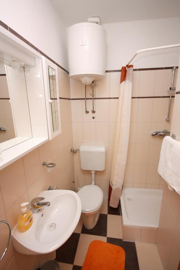 Apartments By The Sea Vinisce, Trogir - 5229 Ngoại thất bức ảnh
