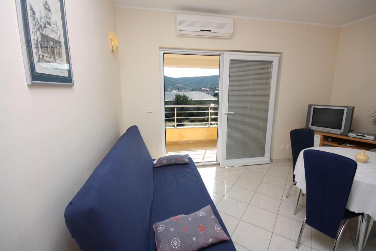 Apartments By The Sea Vinisce, Trogir - 5229 Ngoại thất bức ảnh
