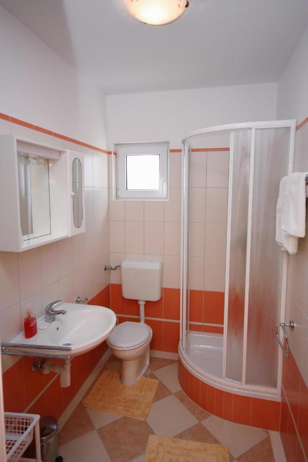 Apartments By The Sea Vinisce, Trogir - 5229 Ngoại thất bức ảnh